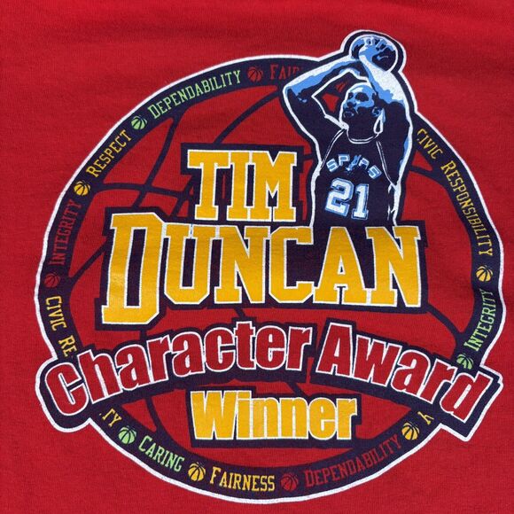 TIM DUNCAN Character Award Winner T-Shirt Mens Size Large San Antonio Spurs Red - Picture 9 of 11